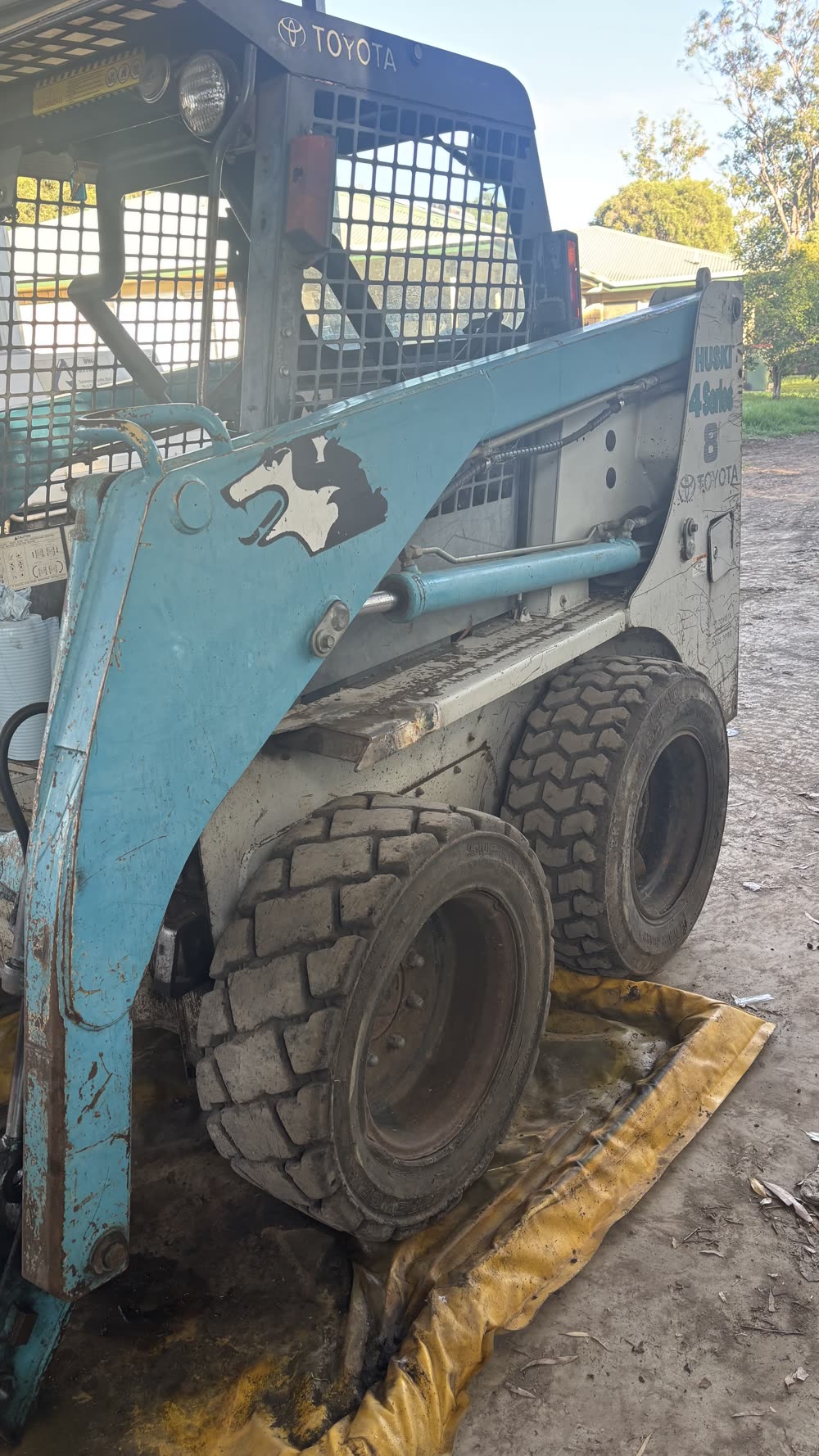 Hydraulic cylinder and hose repair on a skid steer loader