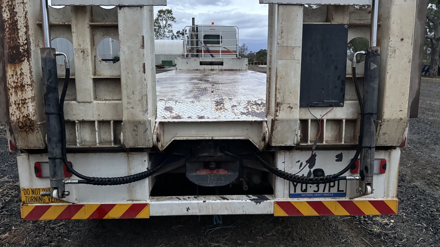Hydraulic ram and hose replacement on a float trailer tailgate